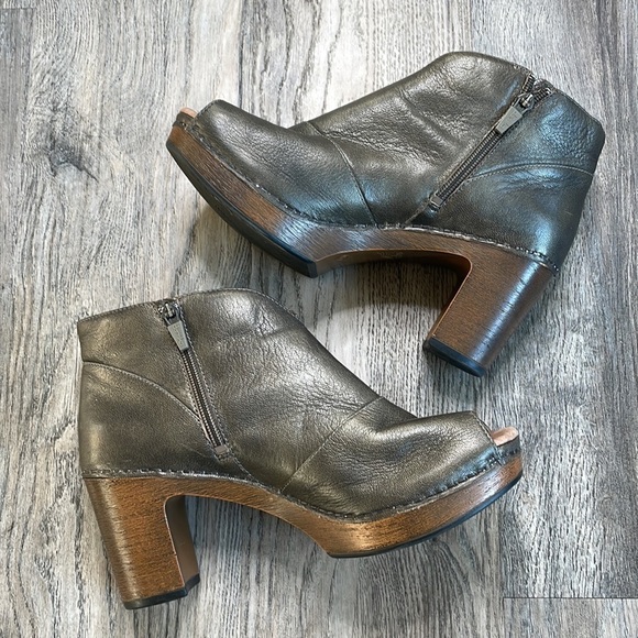 Dansko Delphina Heeled Peep Toe Bootie, Aged Metallic clog, size 40 - Picture 4 of 11